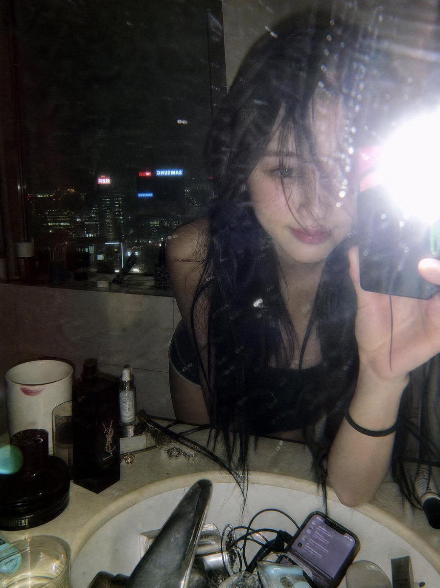 Y2K Flash Mirror Selfie - AI image template preview