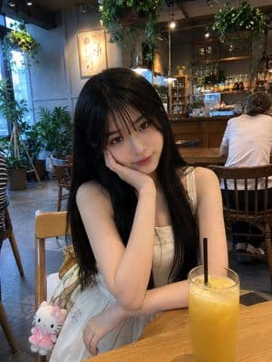 Candid Cafe Smartphone Photo Prompt - AI image template preview