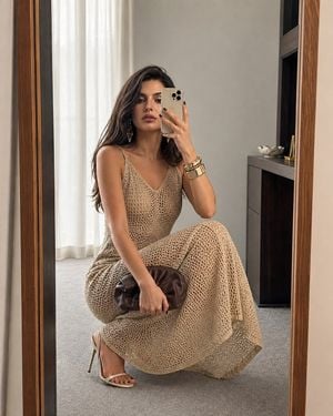 Luxury Mirror Selfie Fashion Prompt preview
