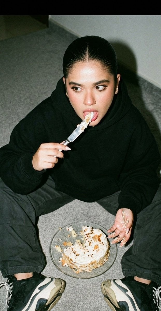 Street Glamour Cake Knife Portrait preview